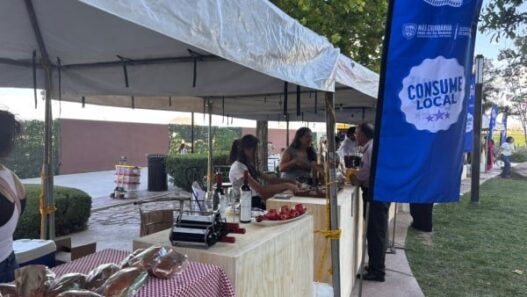 Productores locales exhiben en Consume Local de Distrito Uno