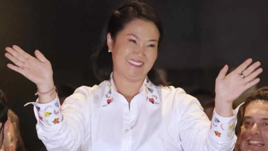 Keiko Fujimori asume la presidencia en un Perú polarizado
