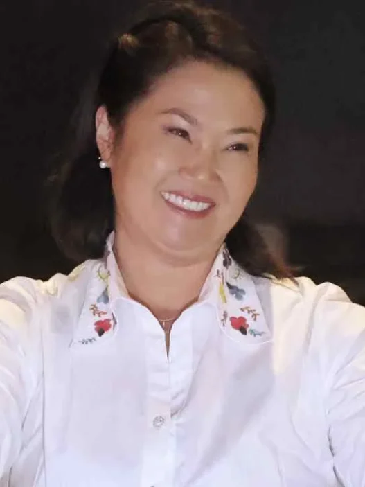 Keiko Fujimori asume la presidencia en un Perú polarizado