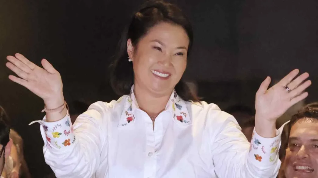 Keiko Fujimori asumirá la presidencia de un Perú polarizado