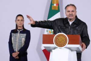 Titular de Infonavit niega ganar más que la presidenta de México