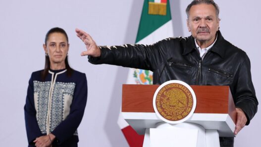 Titular de Infonavit niega ganar más que la presidenta de México