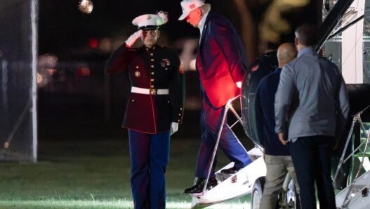 Trump inaugura helipuerto en la Casa Blanca en medio de disputa por la Primera Enmienda