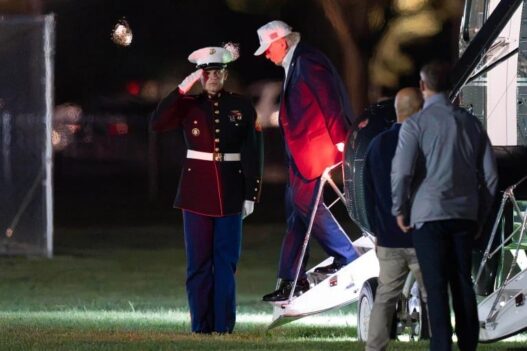 Trump inaugura helipuerto en la Casa Blanca en medio de disputa por la Primera Enmienda