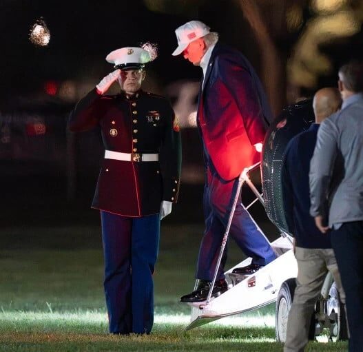 Trump inaugura helipuerto en la Casa Blanca en medio de disputa por la Primera Enmienda