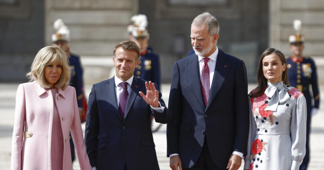 Macron llega 45 minutos tarde al recibimiento de los Reyes