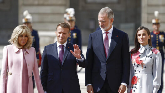 Macron llega 45 minutos tarde al recibimiento de los Reyes