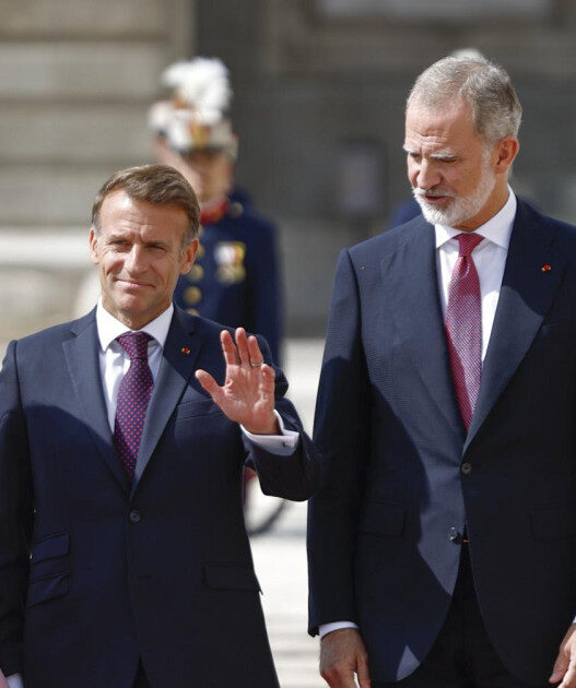 Macron llega 45 minutos tarde al recibimiento de los Reyes