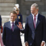 Macron llega 45 minutos tarde al recibimiento de los Reyes