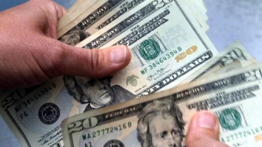 Peso se fortalece a 17.20 y BMV toca mínimos de 2026