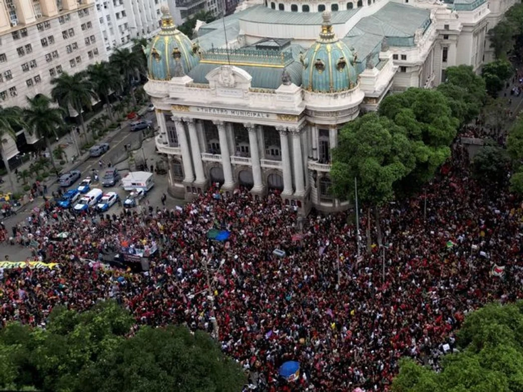 Miles protestan en Río contra posible presidencia de Flávio Bolsonaro