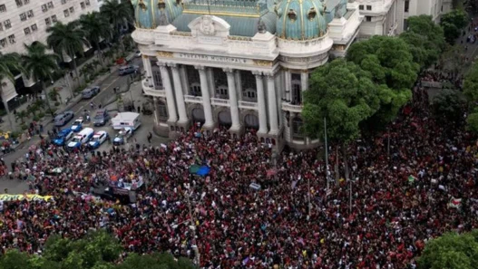 Miles protestan en Río contra posible presidencia de Flávio Bolsonaro