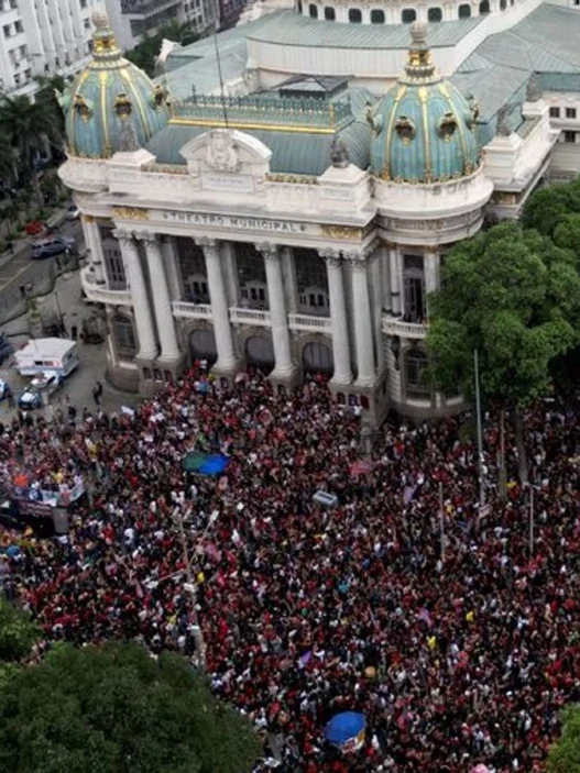 Miles protestan en Río contra posible presidencia de Flávio Bolsonaro
